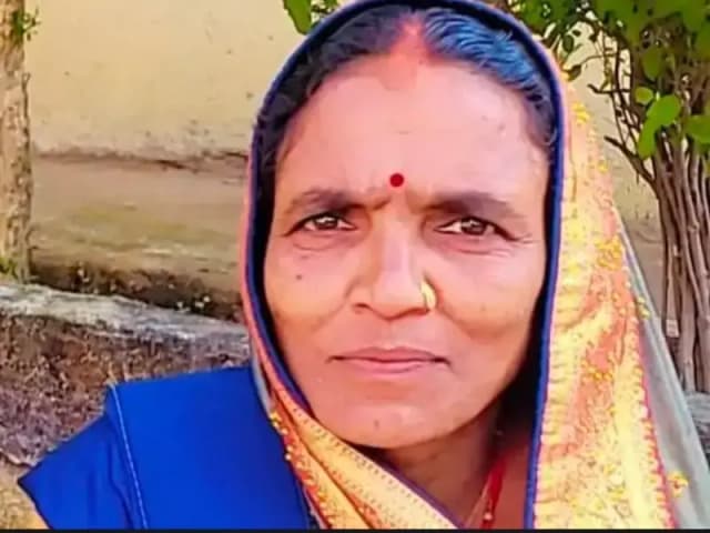 Chandauli News:आकाशीय बिजली गिरने से महिला की मौत, घर के बाहर सफाई के दौरान हुआ हादसा.