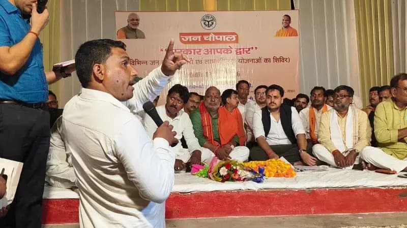 Sonbhadra News: रात चौपाल में प्रभारी मंत्री ने सुनीं ग्रामीणों की समस्याएं, अधिकारियों को दिए त्वरित निस्तारण के निर्देश.