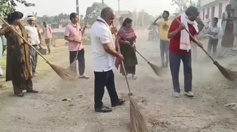Sonbhadra News: प्रभारी मंत्री ने झाड़ू लगाकर दिया स्वच्छता का संदेश, किया वृक्षारोपण.