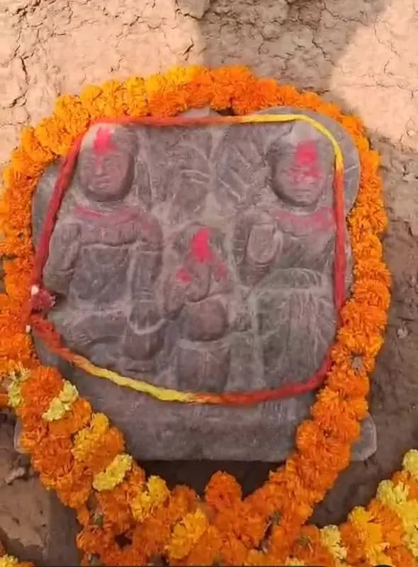Chandauli News: मंदिर परिसर में खुदाई के दौरान निकली प्राचीन प्रतिमा, शिव-पार्वती और गणेश की एकाश्म मूर्ति देख उमड़े श्रद्धालु.