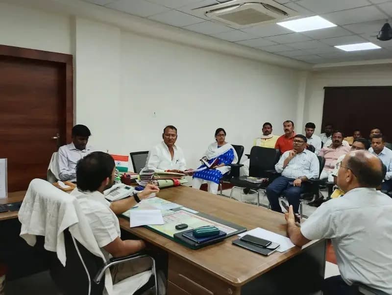 Chandauli News: गड़ई-चंद्रप्रभा नदी की खुदाई में अनियमितता का आरोप, किसानों संग डीएम से मिले भाजपा नेता राणा सिंह.