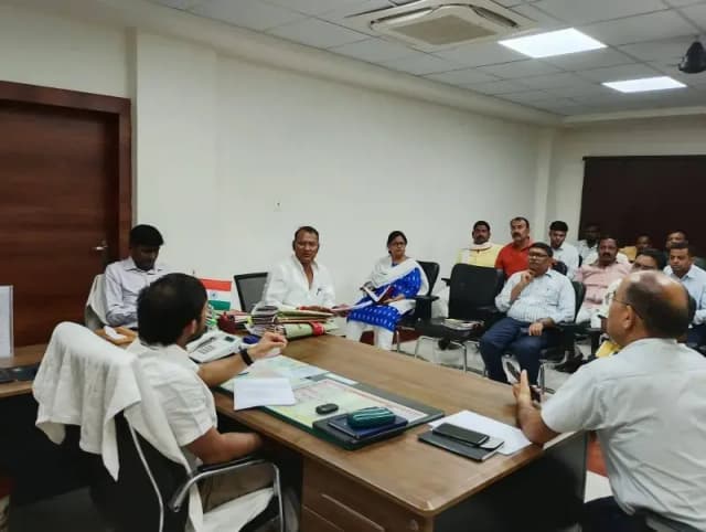 Chandauli News: गड़ई-चंद्रप्रभा नदी की खुदाई में अनियमितता का आरोप, किसानों संग डीएम से मिले भाजपा नेता राणा सिंह.