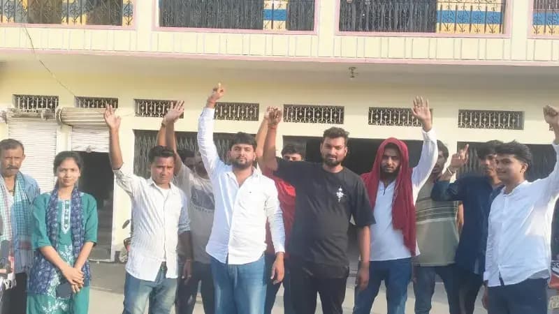 Sonbhadra News: इंडियन बैंक शाखा में जांच की मांग से मचा हड़कंप.