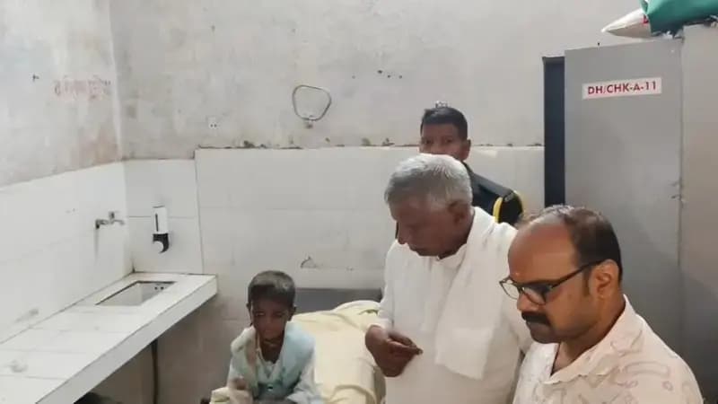 Chandauli News: अज्ञात वाहन की टक्कर से बाइक सवार की मौत, एक युवक गंभीर घायल.