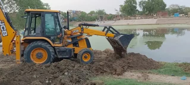 Chandauli News: अमृत सरोवर के पास ग्राम समाज की भूमि से हटाया गया अवैध कब्जा, प्रशासन ने चलाया बुलडोजर.