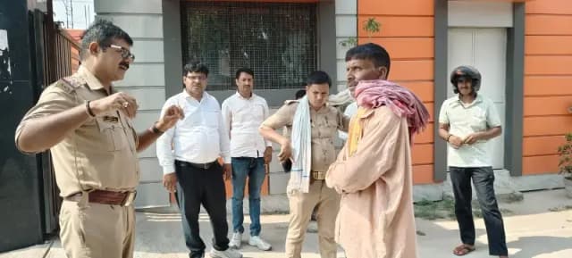 Chandauli News: एडीओ पंचायत कार्यालय में युवक ने किया हंगामा, पुलिस ने हिरासत में लेकर शुरू की जांच.
