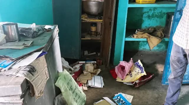 Sonbhadra News: सेवानिवृत्त शिक्षक के घर लाखों की चोरी, दो लाख नकद समेत जेवरात ले उड़े चोर.