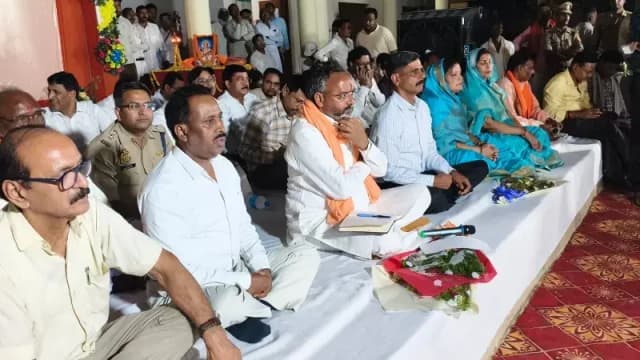 Sonbhadra News: ग्राम चौपाल में विधायक भूपेश चौबे और आयुक्त ने सुनीं जनसमस्याएं, अधिकारियों को दिए त्वरित निस्तारण के निर्देश.