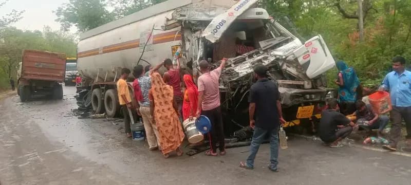 Sonbhadra News: ओवरटेक के चक्कर में भीषण हादसा, टैंकर चालक की इलाज के दौरान मौत.