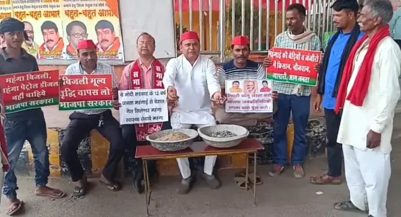 Sonbhadra News: गिट्टी-बालू सस्ता करने का वादा याद दिलाने सड़क पर उतरी सपा, स्वर्ण जयंती चौक पर किया प्रदर्शन.
