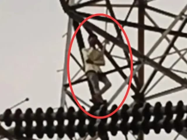 Sonbhadra News: एक बाल्टी पानी की मांग ने युवक को पहुंचाया 150 फीट ऊंचे टावर पर, पुलिस महकमे में खलबली.