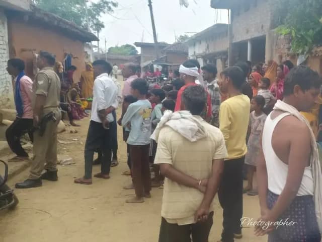 Sonbhadra News: ससुराल में दंपती की संदिग्ध मौत, पति फंदे पर लटका मिला, पत्नी चारपाई पर मृत.