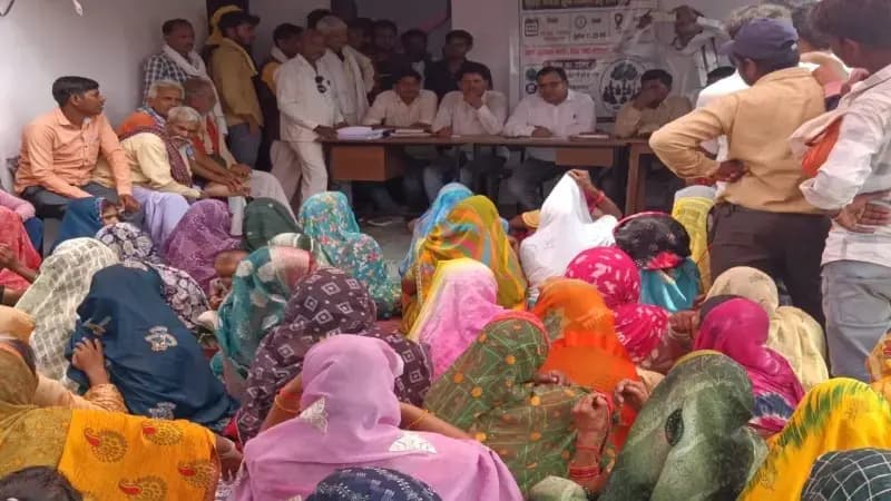 Sonbhadra News: जन चौपाल में पढ़ी जा रही आवास पात्रता सूची, ग्रामीण दर्ज करा सकेंगे आपत्ति.