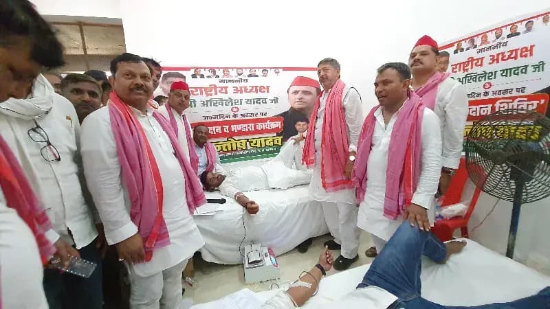 Chandauli News: सेवा कार्यों के साथ मनाया गया अखिलेश यादव का जन्मदिन, सपा सांसद ने राम मंदिर चढ़ावा मामले पर सरकार को घेरा.