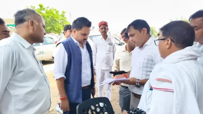Sonbhadra News: पगडंडी से खेत पहुंचे डीएम, जीएनएसएस रोवर से विशेष पैमाइश अभियान का किया शुभारंभ.