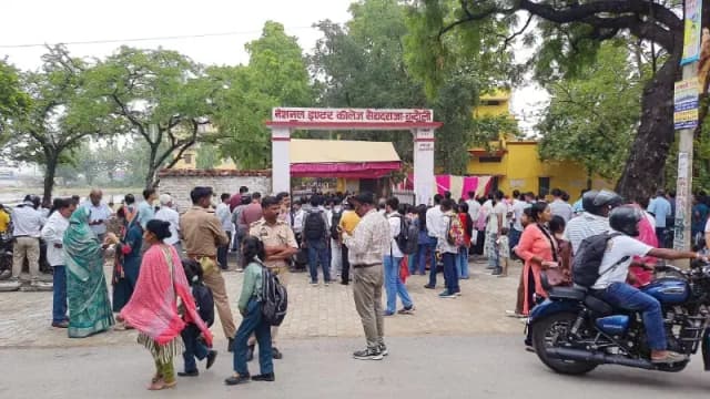 Chandauli News: कड़ी सुरक्षा के बीच 12 केंद्रों पर शुरू हुई टीईटी परीक्षा, डीएम एसपी ने किया परीक्षा केंद्रों का निरीक्षण.