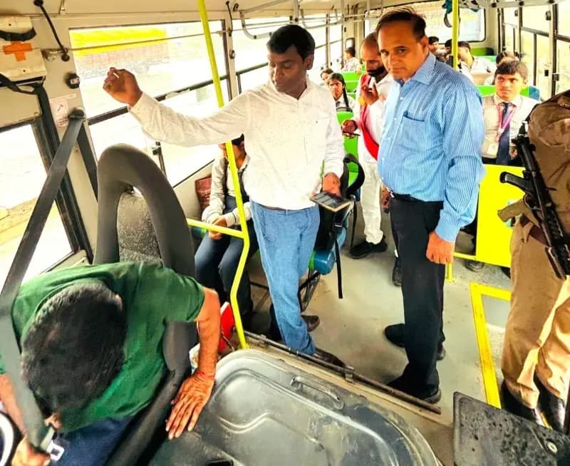 Chandauli News: मिशन सेफ फ्यूचर' के तहत स्कूली वाहनों पर बड़ी कार्रवाई, 2 वाहन सीज, 6 का चालान.