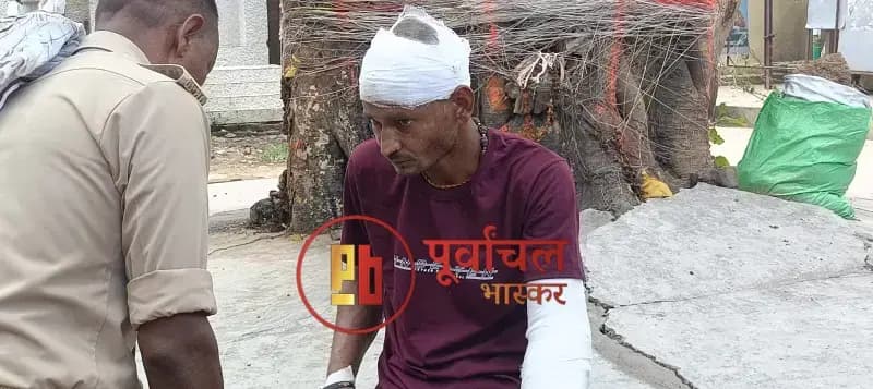 Chandauli News: घर में सो रहे युवक पर लाठी-डंडों से हमला, गंभीर हालत में जिला अस्पताल में भर्ती.