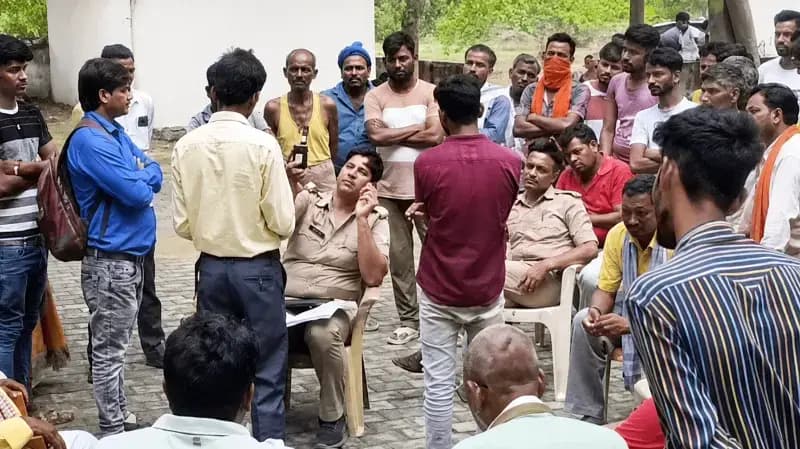 Sonbhadra News: लॉलीपॉप का लालच देकर छात्राओं से अशोभनीय हरकत का आरोप, शिक्षक गिरफ्तार, POCSO में भेजा गया जेल.