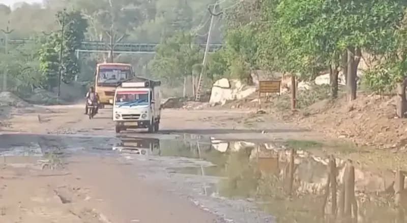 Sonbhadra News: अल्ट्राटेक के साए में बदहाल सड़क, हर बारिश में हादसों का खतरा.