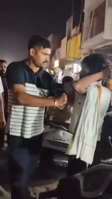 Chandauli News: आरपीएफ कांस्टेबल ने बीच सड़क कि ऑटो चालक कि पिटाई, थप्पड़ मारने का वीडियो वायरल.