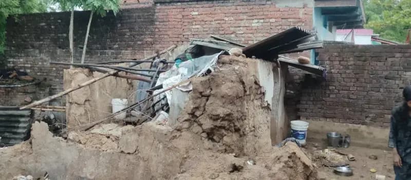 Sonbhadra News: बारिश बनी मासूम की मौत का कारण, कच्ची दीवार ढहने से 5 वर्षीय बच्ची की दर्दनाक मौत.