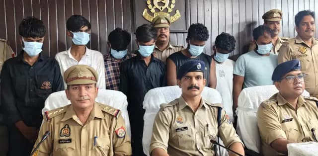 Varanasi News: सर्राफा व्यापारी लूटकांड का खुलासा, चंदौली के 6 आरोपी समेत 8 गिरफ्तार, 5 लाख रुपये बरामद.