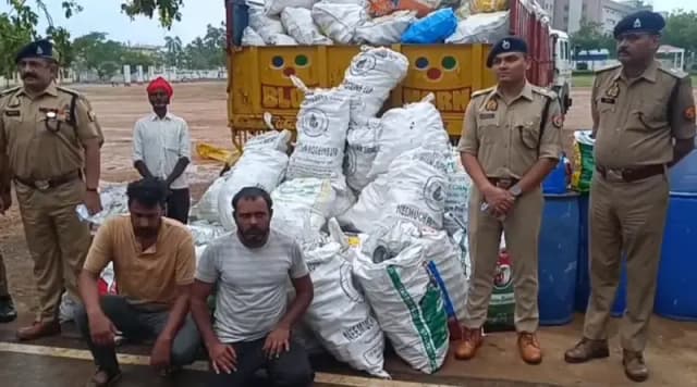 Sonbhadra News: पुलिस ने पकड़ा नकली शराब का अंतर्राज्यीय सिंडिकेट, ट्रेलर से 36 हजार बोतलें और शराब बनाने का सामान बरामद.