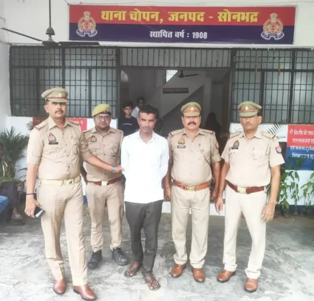 Sonbhadra News: ₹20 हजार का इनामी गैंगस्टर चोपन बस स्टैंड से गिरफ्तार.