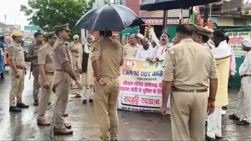 Sonbhadra News: सद्बुद्धि पदयात्रा को पुलिस ने बीच रास्ते में रोका, कांग्रेस ने सरकार पर लगाए गंभीर आरोप.