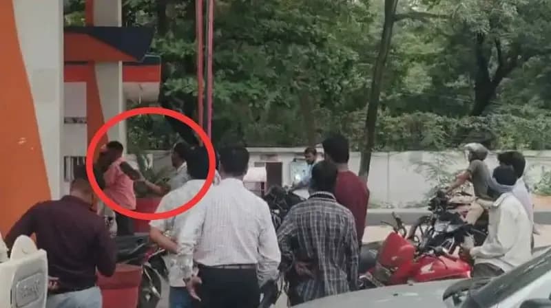 Sonbhadra News: पेट्रोल भरवाने की लाइन को लेकर अवध पेट्रोल पंप पर मारपीट, वीडियो वायरल.
