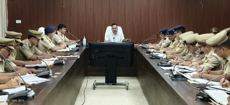 Chandauli News: एसपी आकाश पटेल का बड़ा एक्शन: 3 थाना प्रभारी हटे, 23 पुलिसकर्मी दंडित, 1 निलंबित.