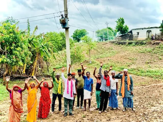 Sonbhadra News: एक महीने से विद्युत ट्रांसफार्मर खराब, ग्रामीणों का प्रदर्शन.
