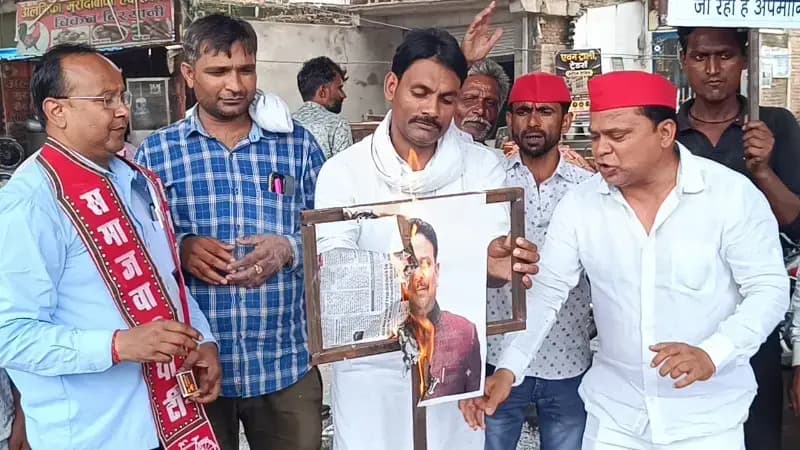 Sonbhadra News: अखिलेश यादव पर टिप्पणी के विरोध में सपा का प्रदर्शन, राज्य मंत्री रविंद्र जायसवाल का फूंका पुतला.