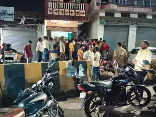 Sonbhadra News: ट्रक की चपेट में आए बाइक सवार की मौत, मचा कोहराम.