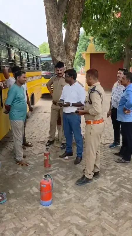 Chandauli News: 'मिशन सेफ फ्यूचर' अभियान: चंदौली में 20 स्कूली वाहन सीज, 34 का चालान, 10 स्कूलों पर एफआईआर की तैयारी.