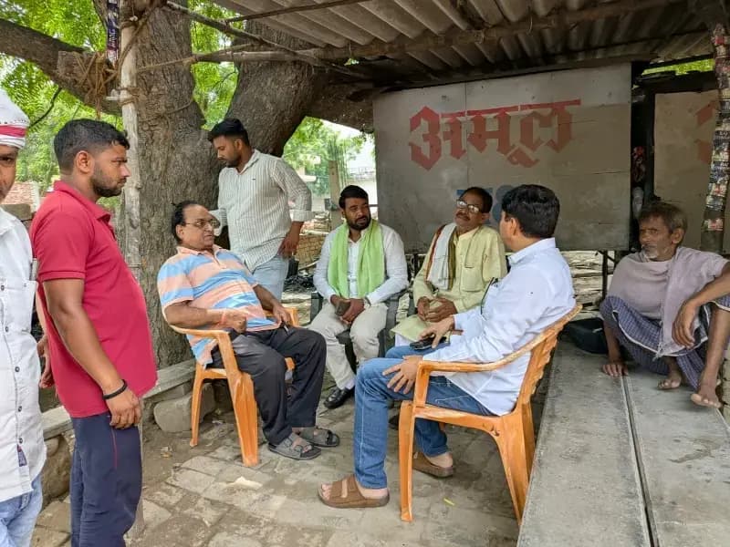 Chandauli News: काली मंदिर हादसे के मृतक के घर पहुंचे एसडीएम, ₹5 लाख तक की सहायता और विधवा पेंशन का दिलाया भरोसा.