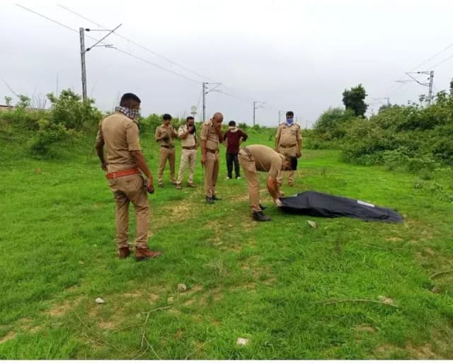 Sonbhadra News: रेलवे ट्रैक किनारे अज्ञात युवक का सड़ा-गला शव मिलने से सनसनी.