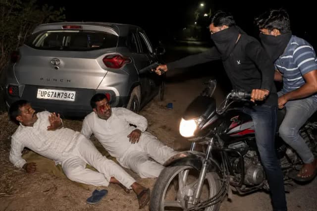 Chandauli News: खेत में सो रहे दो भाइयों पर बदमाशों का हमला, फायरिंग कर सोने की चेन लूटकर फरार.