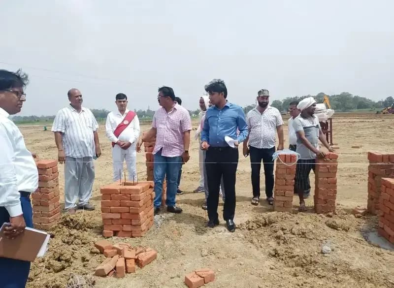 Chandauli News: क्लस्टर आवास निर्माण में सुस्ती पर सीडीओ सख्त, निरीक्षण में अधिकारियों को लगाई फटकार.