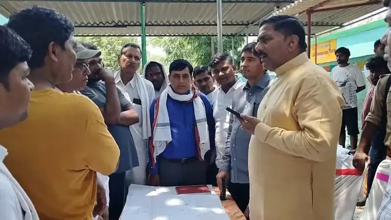 Chandauli News: विधायक के आश्वासन के बाद भी रेलवे ने बंद किया नाला, नाराज 10 गांवों के ग्रामीणों ने दी वोट बहिष्कार की चेतावनी.