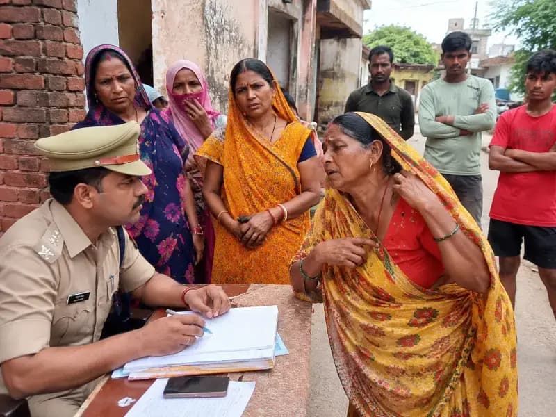 Chandauli News: घर के बाहर खड़ी महिला से चेन और बाली छीनकर फरार हुए बाइक सवार बदमाश.
