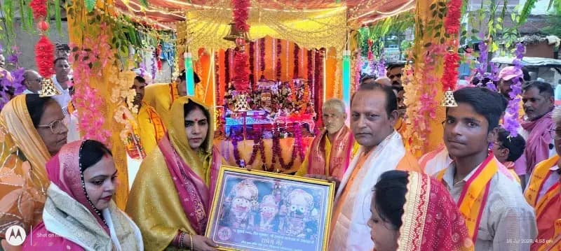 Chandauli News: श्रद्धा और उत्साह के साथ निकली भगवान जगन्नाथ की शोभायात्रा, पुष्पवर्षा से हुआ स्वागत.