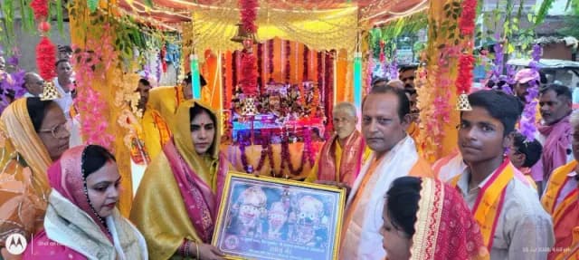 Chandauli News: श्रद्धा और उत्साह के साथ निकली भगवान जगन्नाथ की शोभायात्रा, पुष्पवर्षा से हुआ स्वागत.