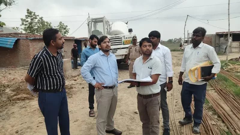 Chandauli News: ₹23.58 करोड़ की लागत से बन रहे मुख्यमंत्री मॉडल कम्पोजिट विद्यालय का डीएम ने किया निरीक्षण.