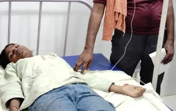 Chandauli News: हाईटेंशन तार टूटकर टीनशेड पर गिरा, करंट से 14 वर्षीय किशोरी गंभीर रूप से झुलसी.