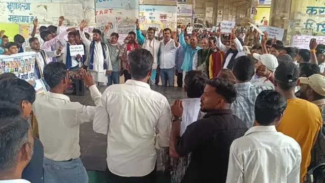 Sonbhadra News: छात्र हितों को लेकर एकजुट हुए संगठन, पेपर लीक और सोनम वांगचुक के मुद्दे पर प्रदर्शन.