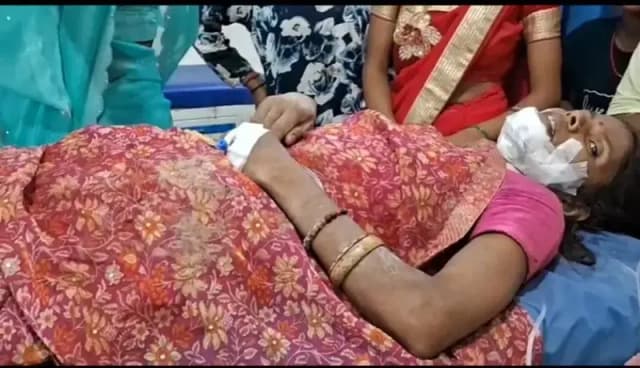 Chandauli News: घरेलू विवाद में पत्नी को छत से धक्का देने का आरोप, गंभीर हालत में जिला अस्पताल में भर्ती.