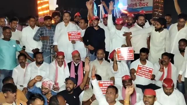 Chandauli News: अखिलेश यादव की हिरासत के विरोध में सपा का धरना, चकिया मोड़ पर सरकार के खिलाफ जमकर नारेबाजी.