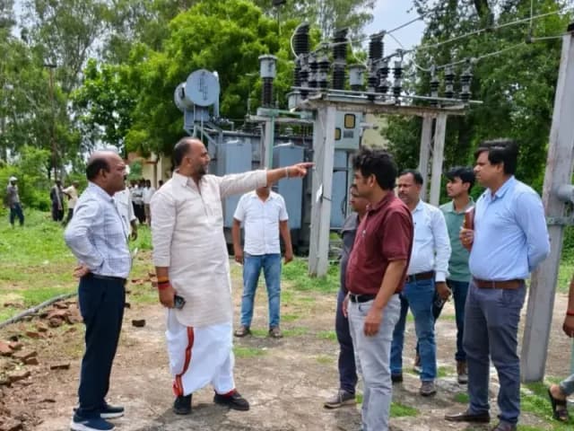 Chandauli News: पूर्व विधायक की चेतावनी के बाद जागा बिजली विभाग, अमड़ा पावर हाउस पहुंची अफसरों की टीम.